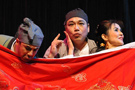 袁老板（祁玉中）送被子给春花（彭慧真）和老陶（部瑞志）